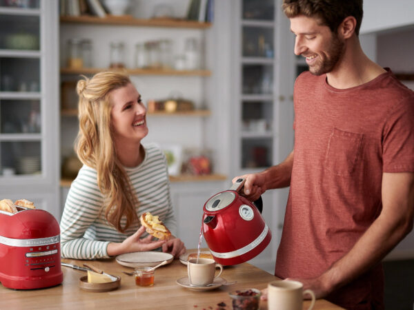 Breakfast-kettle-1-5L-artisan-red-empire-set-couple-sharing-tea Breakfast-kettle-1-5L-artisan-red-empire-set-couple-sharing-tea